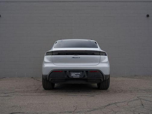 Ice Gray Metallic 2025 Porsche Macan Macan