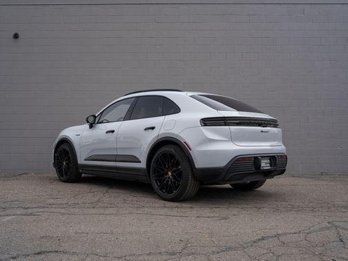 Ice Gray Metallic 2025 Porsche Macan Macan