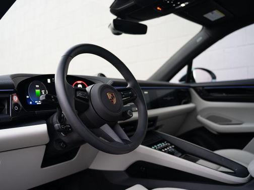 Ice Gray Metallic 2025 Porsche Macan Macan