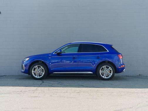 Ultra Blue Metallic 2023 Audi Q5 e 55 S line Prestige