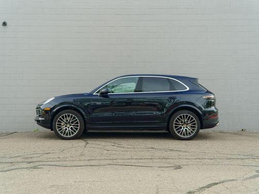 Moonlight Blue Metallic 2023 Porsche Cayenne Cayenne