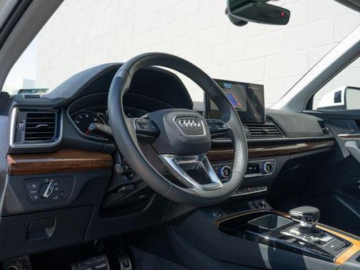 Glacier White Metallic 2024 Audi Q5 40 Premium