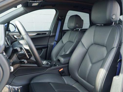 Gentian Blue Metallic 2026 Porsche Macan Macan