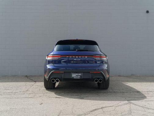 Gentian Blue Metallic 2026 Porsche Macan Macan
