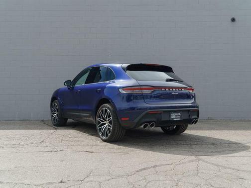 Gentian Blue Metallic 2026 Porsche Macan Macan