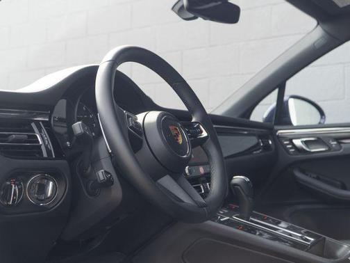 Gentian Blue Metallic 2026 Porsche Macan Macan