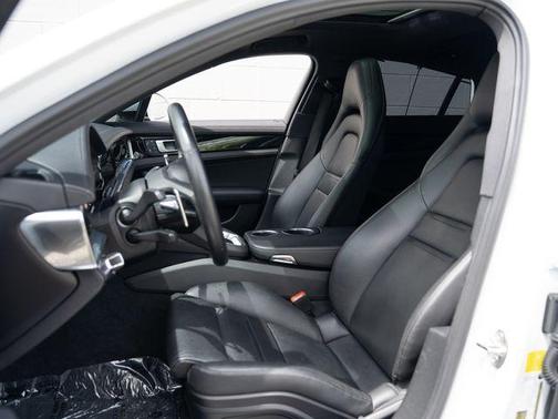 Carrara White Metallic 2022 Porsche Panamera 4