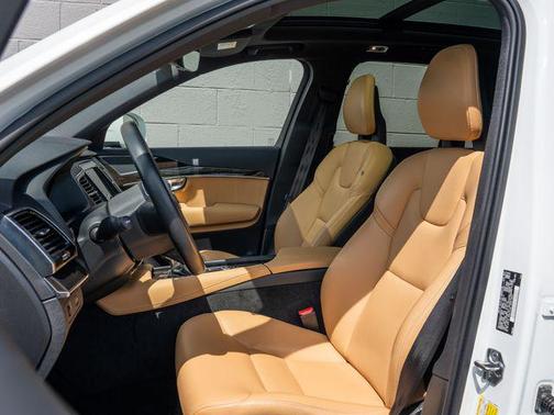 Crystal White 2018 Volvo XC90 T6 Momentum