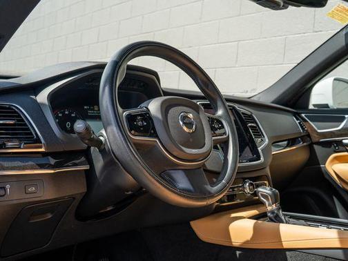 Crystal White 2018 Volvo XC90 T6 Momentum