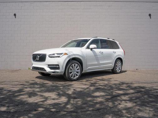 Crystal White 2018 Volvo XC90 T6 Momentum