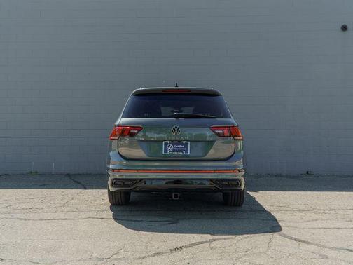 Platinum Gray Metallic 2023 Volkswagen Tiguan 2.0T SE R-Line Black