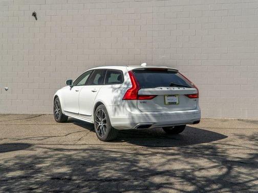 2018 Volvo V90 Cross Country T6