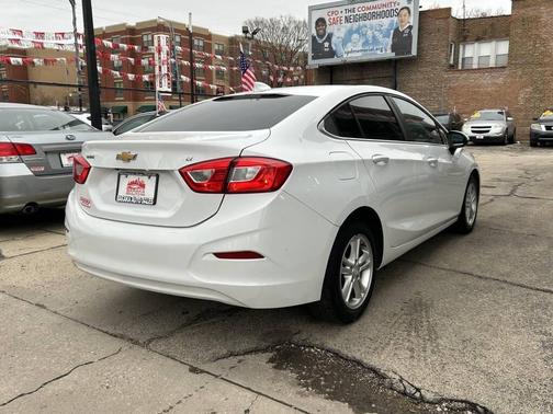 Summit White 2018 Chevrolet Cruze LT