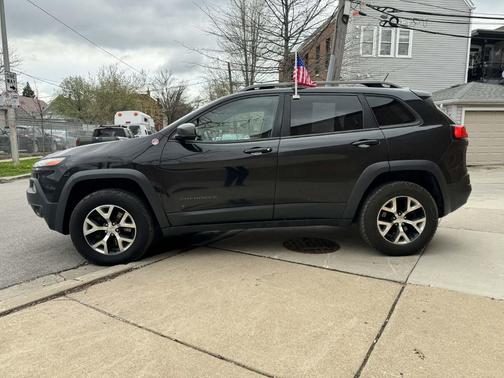 Brilliant Black Crystal Pearlcoat 2015 Jeep Cherokee Trailhawk