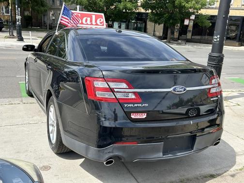 Tuxedo Black Metallic 2013 Ford Taurus SE