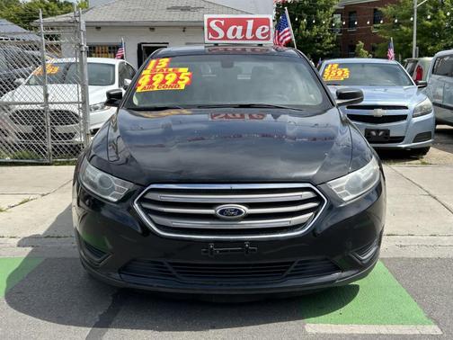 Tuxedo Black Metallic 2013 Ford Taurus SE