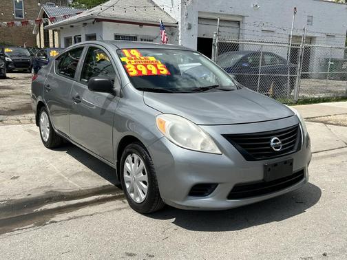 Grey 2014 Nissan Versa 1.6 SV