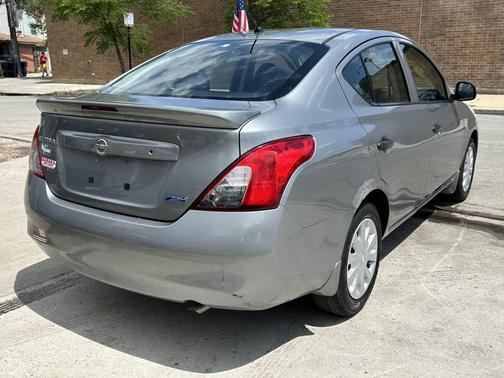 Grey 2014 Nissan Versa 1.6 SV