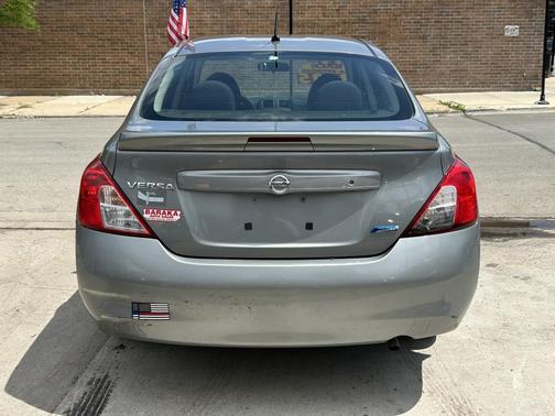 Grey 2014 Nissan Versa 1.6 SV