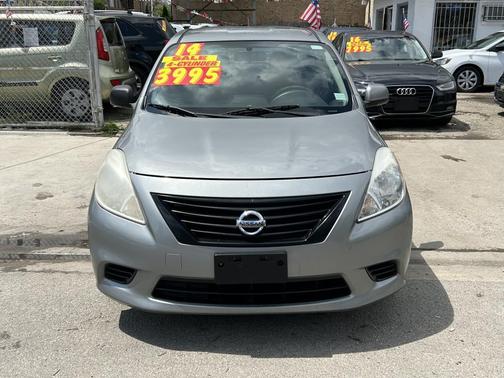 Grey 2014 Nissan Versa 1.6 SV