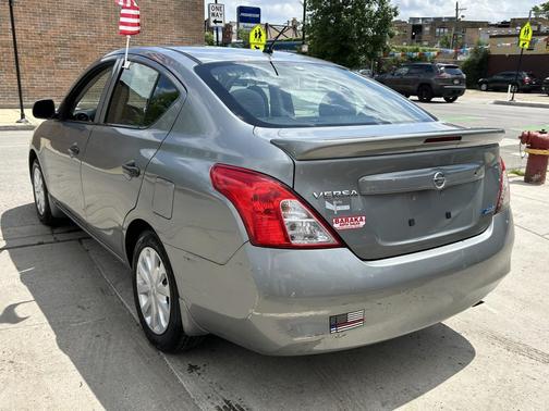 Grey 2014 Nissan Versa 1.6 SV