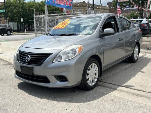 Grey 2014 Nissan Versa 1.6 SV
