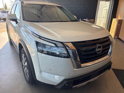 2022 Nissan Pathfinder SL