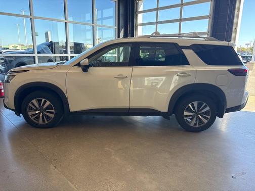 2022 Nissan Pathfinder SL
