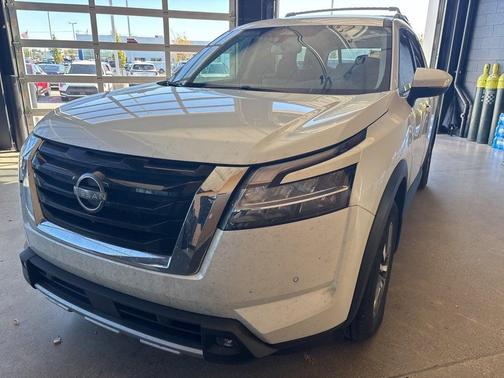 2022 Nissan Pathfinder SL