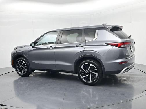 Alloy Silver Metallic 2024 Mitsubishi Outlander SE