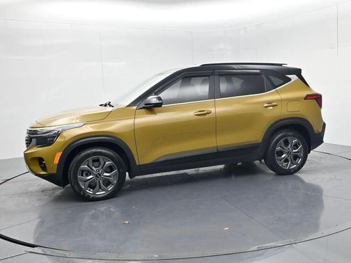 Green / Black 2024 Kia Seltos S