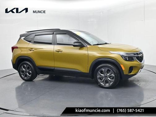 Green / Black 2024 Kia Seltos S