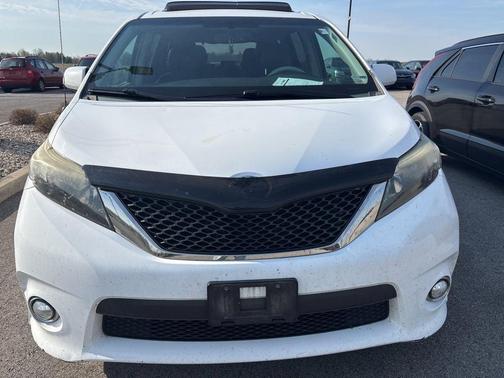 Super White 2013 Toyota Sienna SE