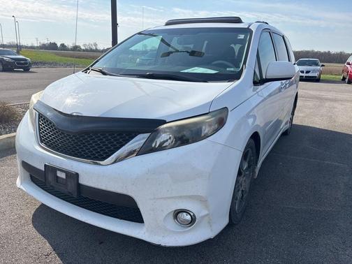 Super White 2013 Toyota Sienna SE