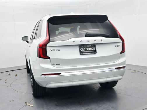 Crystal White Metallic 2025 Volvo XC90 B5 Plus