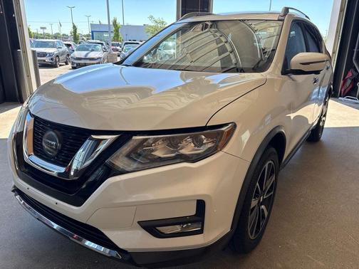 Pearl White 2018 Nissan Rogue SL
