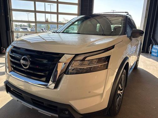 Pearl White Tricoat / Super Black 2022 Nissan Pathfinder Platinum