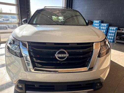 Pearl White Tricoat / Super Black 2022 Nissan Pathfinder Platinum