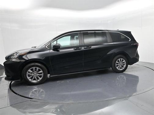 2023 Toyota Sienna LE