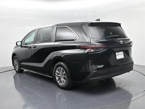 2023 Toyota Sienna LE