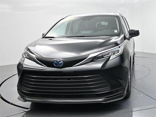 2023 Toyota Sienna LE