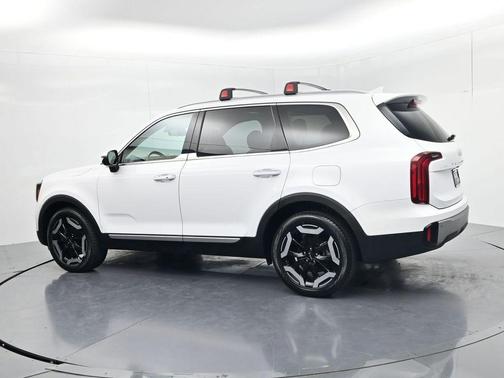 Glacial White Pearl 2023 Kia Telluride S