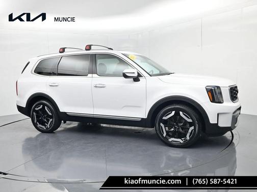 Glacial White Pearl 2023 Kia Telluride S