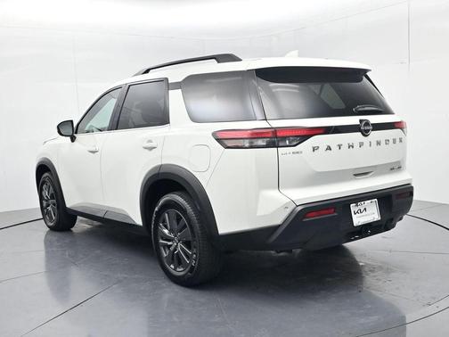 Glacier White 2022 Nissan Pathfinder SV
