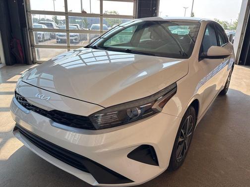 Snow White Pearl 2024 Kia Forte LXS