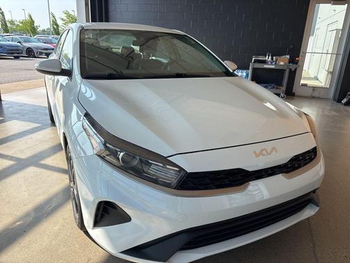Snow White Pearl 2024 Kia Forte LXS