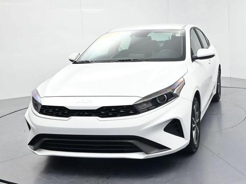 Snow White Pearl 2024 Kia Forte LXS