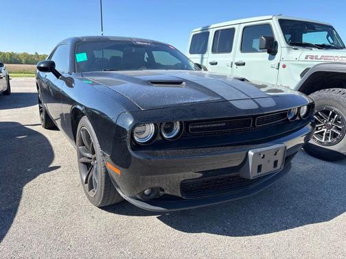 Pitch Black Clearcoat 2016 Dodge Challenger SXT