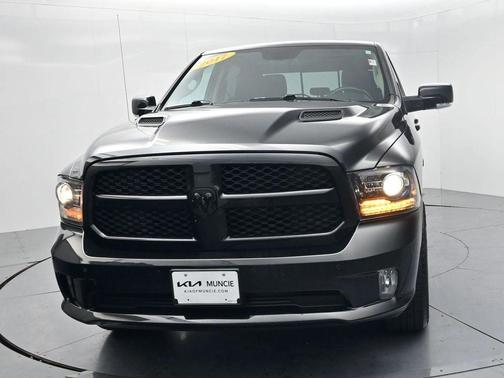 Brilliant Black Crystal Pearlcoat 2017 RAM 1500 Sport