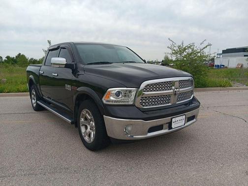 Brilliant Black Crystal Pearlcoat 2017 RAM 1500 Laramie